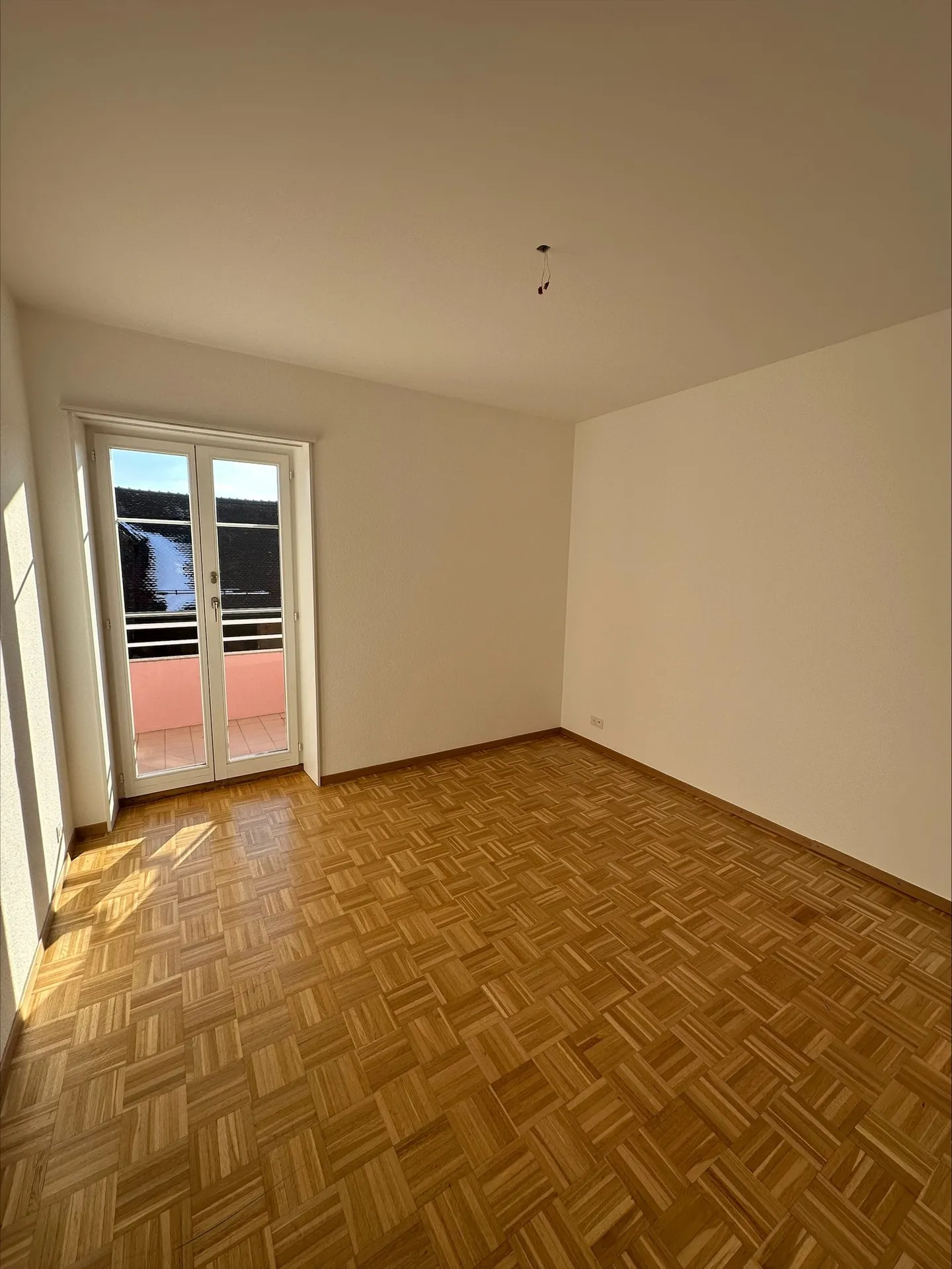 Bellissimo appartamento ristrutturato di 4.0 stanze a Corcelles - Foto 6 di 10