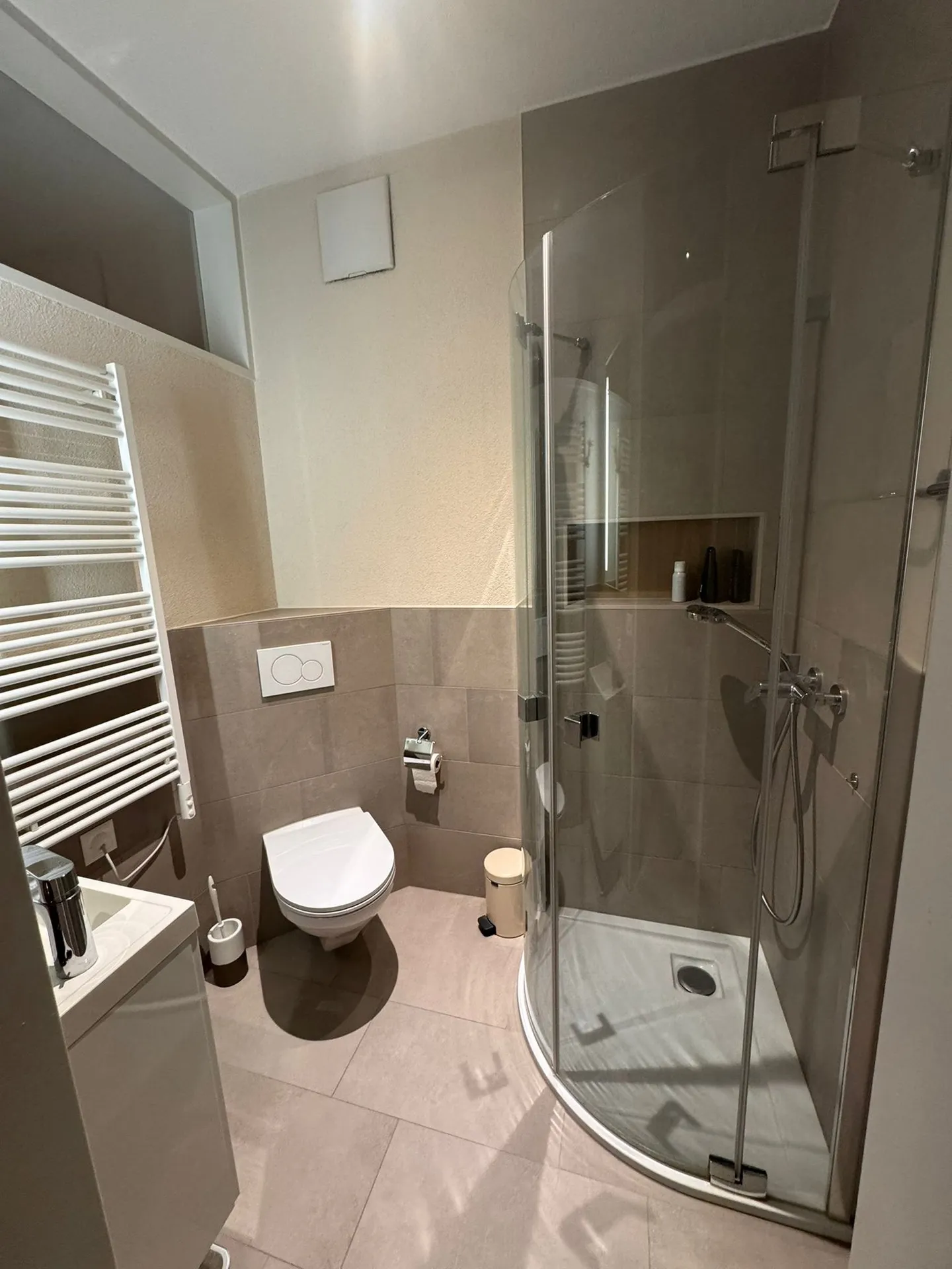 Appartement en attique moderne de 4,5 pièces avec vue sur le lac - Photo 3 sur 6