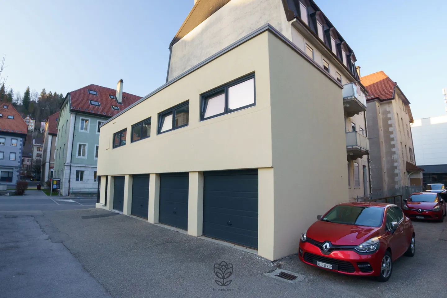 Bright deposit with garages - Photo 2 of 6