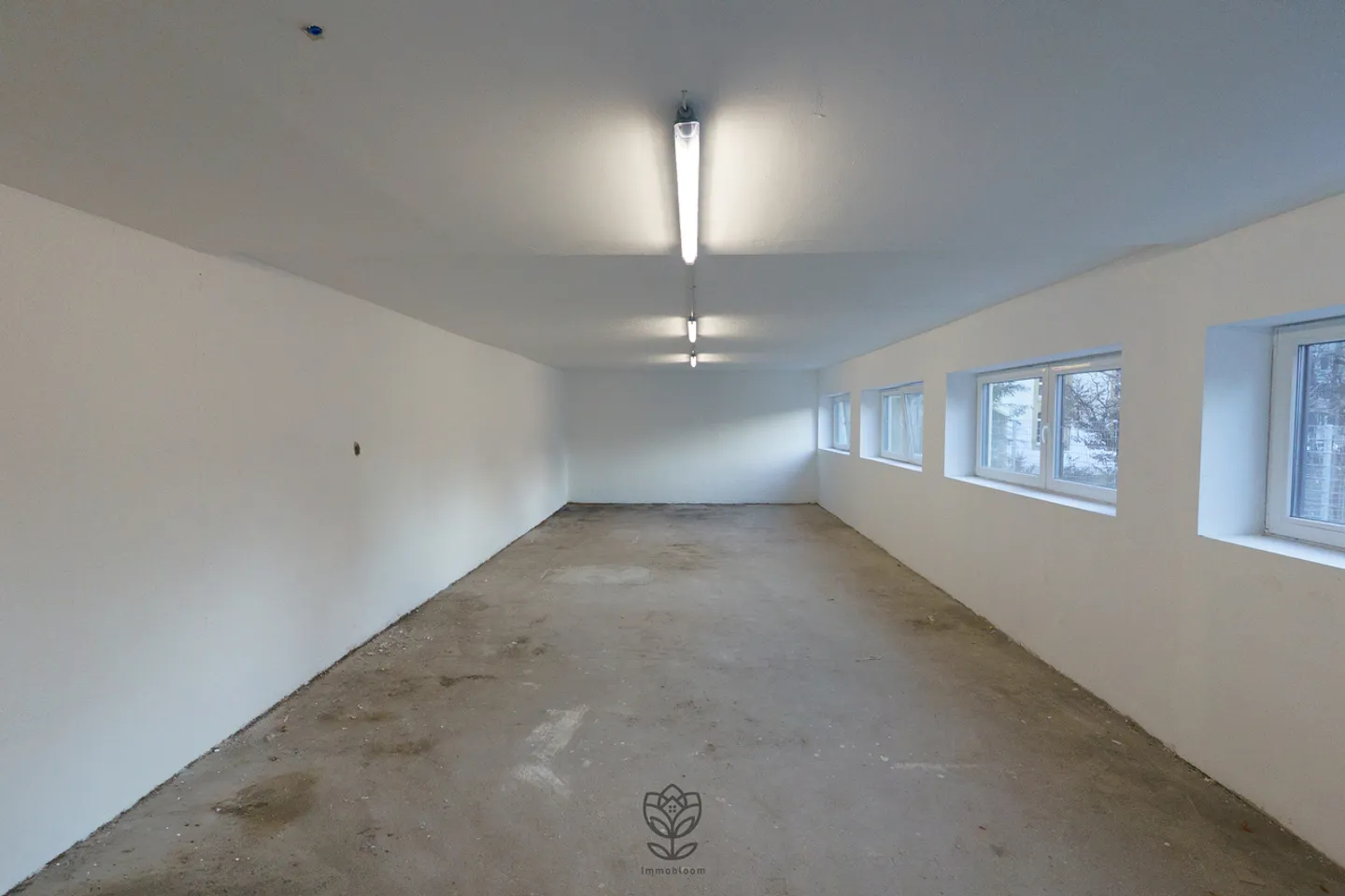 Bright deposit with garages - Photo 3 of 6