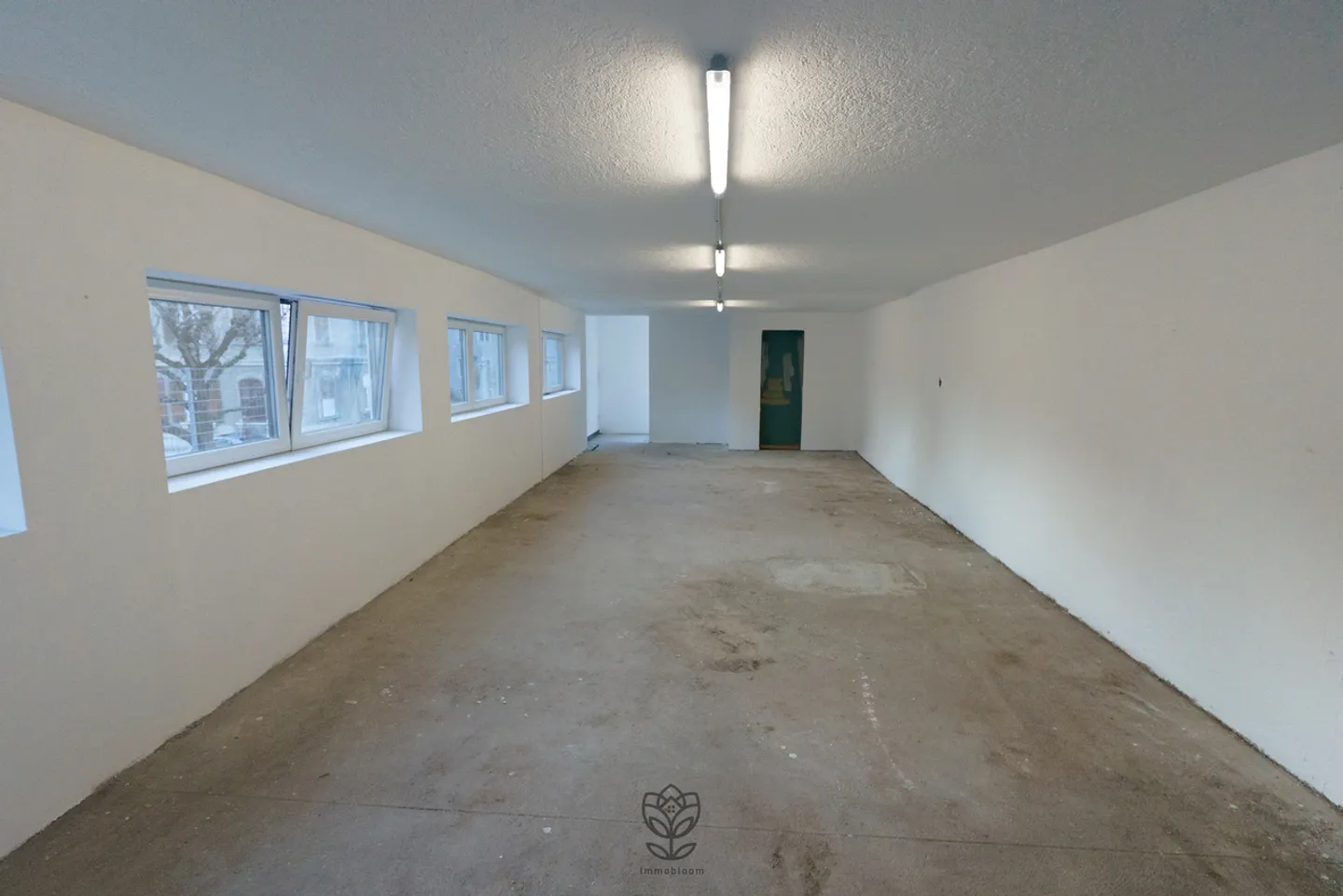 Bright deposit with garages - Photo 4 of 6