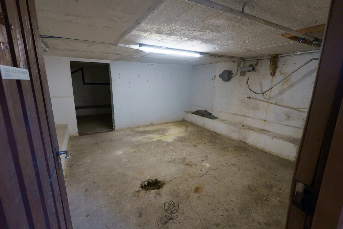 Bright deposit with garages - Photo 5 of 6