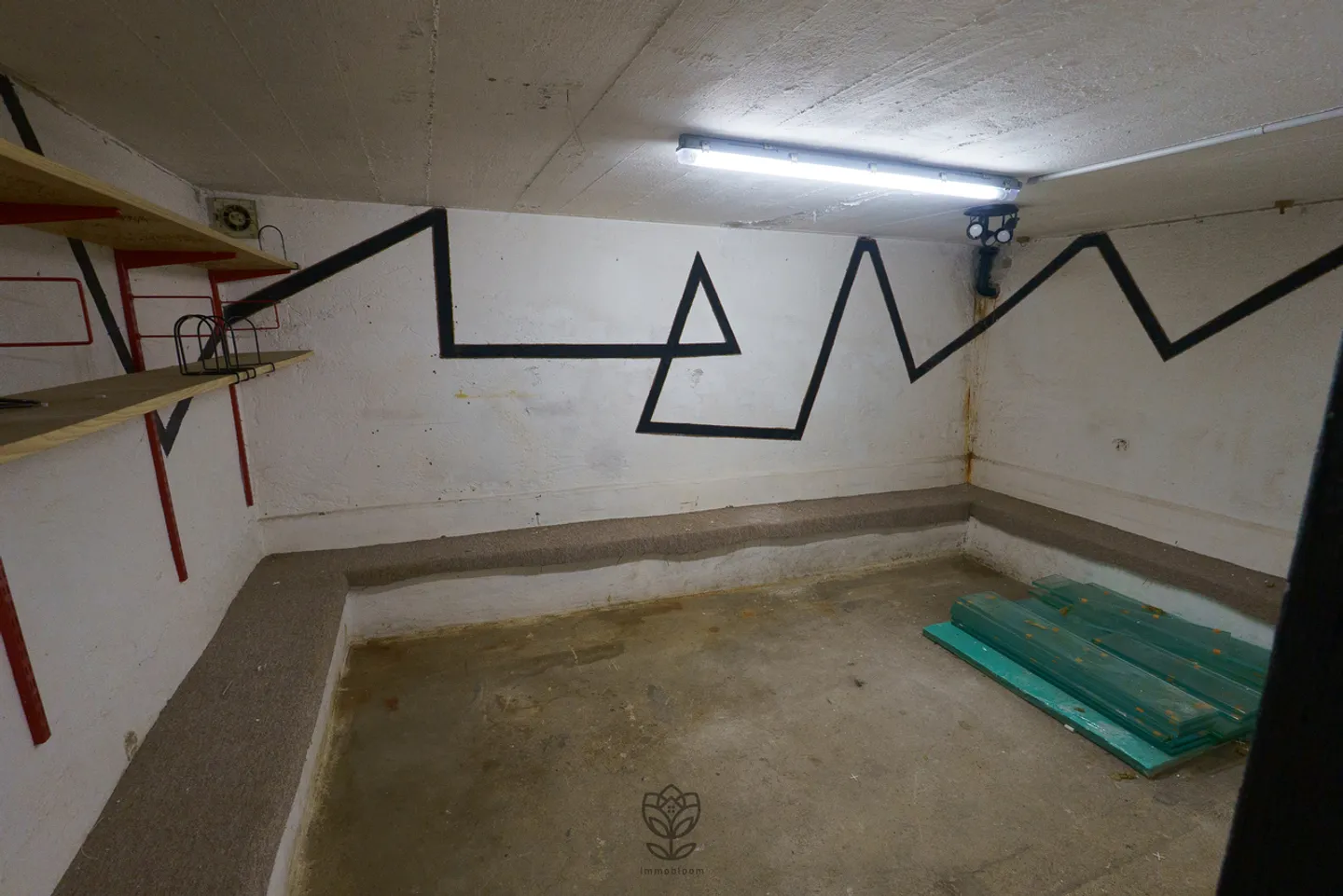 Bright deposit with garages - Photo 6 of 6