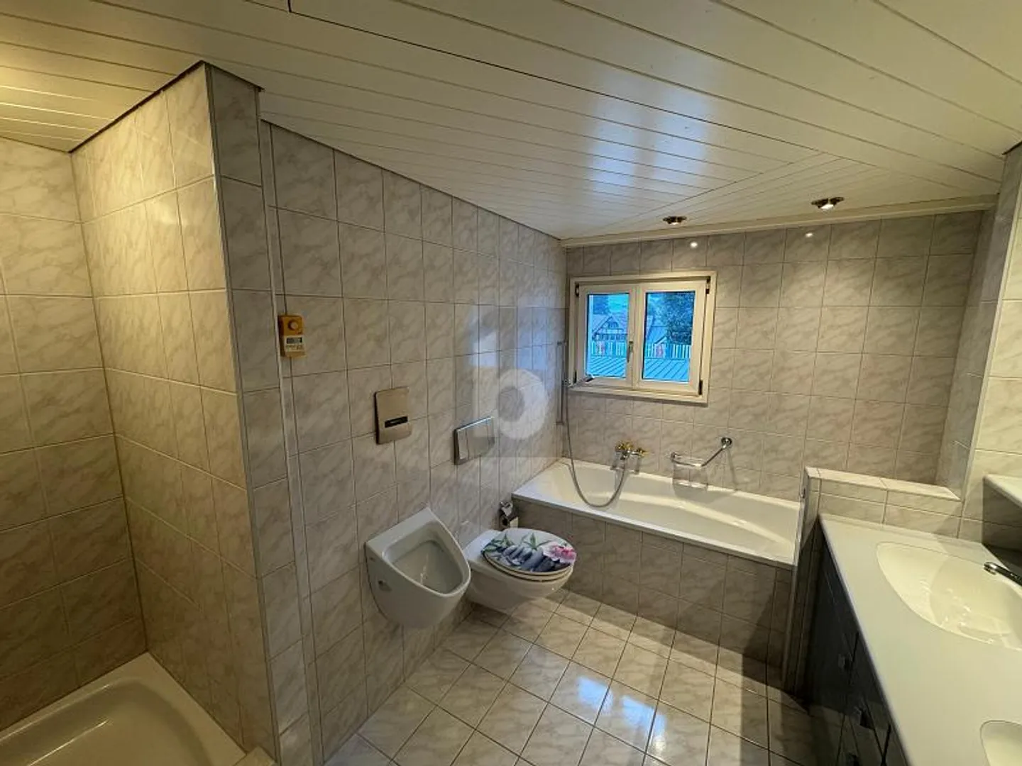 EXCLUSIVE, WITH CHARM AND FIREPLACE - Photo 3 of 6