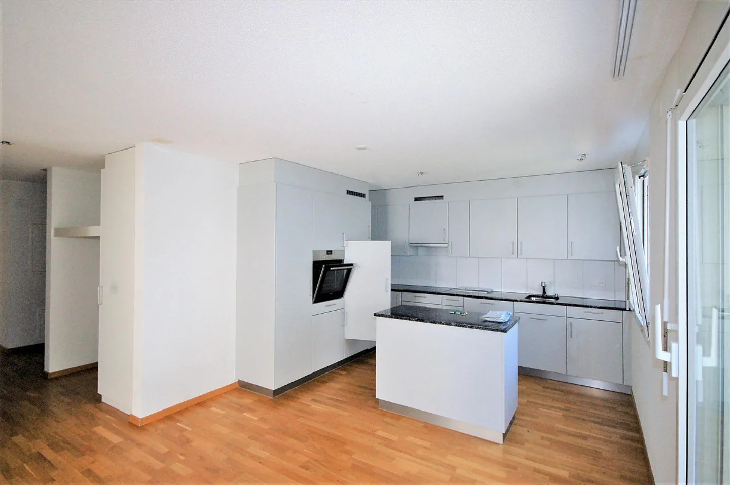 Luminoso e accogliente appartamento di 4.5 locali - Foto 4 di 11