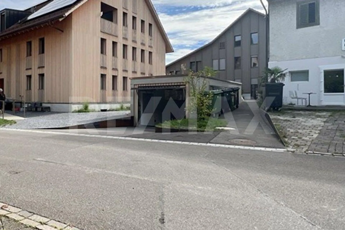 Exklusiver Tiefgaragenparkplatz in Nänikon - Foto 2 von 9