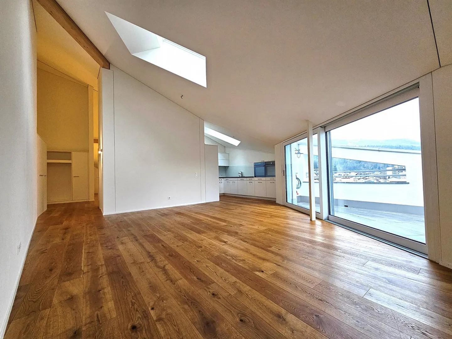 Appartamento unico di 4,5 stanze con vista mozzafiato direttamente a Zen - Foto 3 di 10