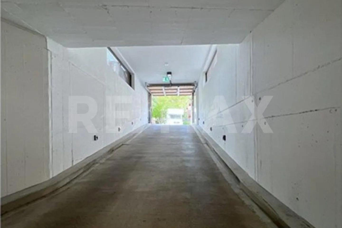 Exklusiver Tiefgaragenparkplatz in Nänikon - Foto 9 von 9