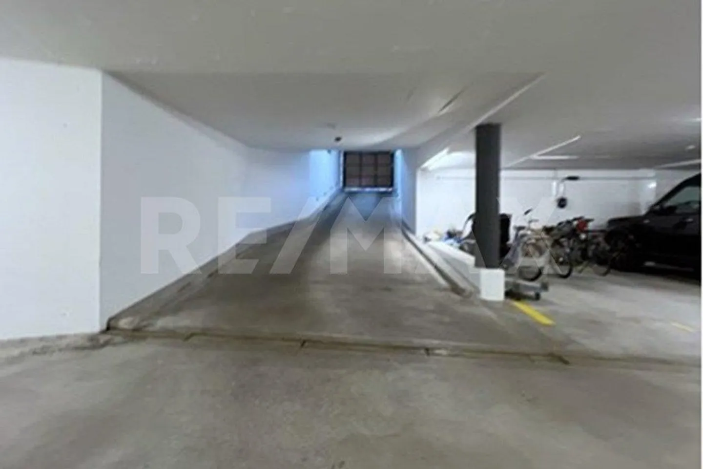 Exklusiver Tiefgaragenparkplatz in Nänikon - Foto 8 von 9