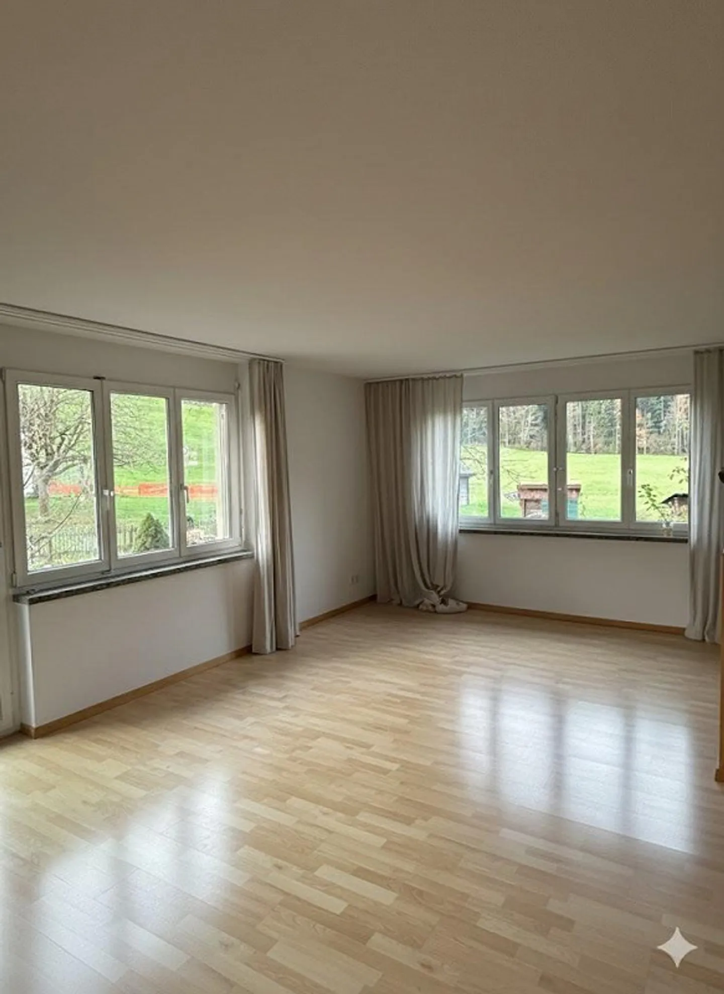 Appartement spacieux de 5 pièces dans un charmant ancien bâtiment - Photo 2 sur 9