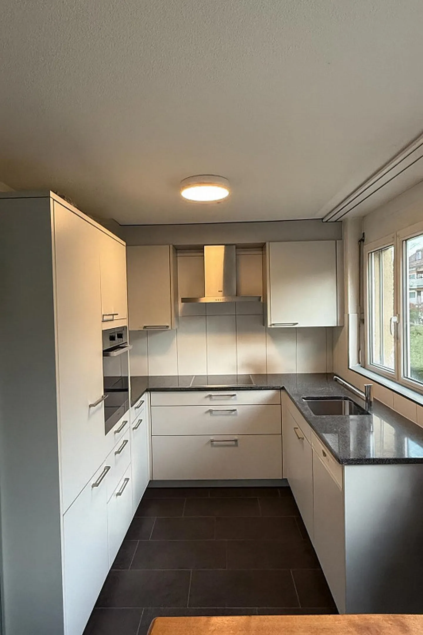 Appartement spacieux de 5 pièces dans un charmant ancien bâtiment - Photo 3 sur 9