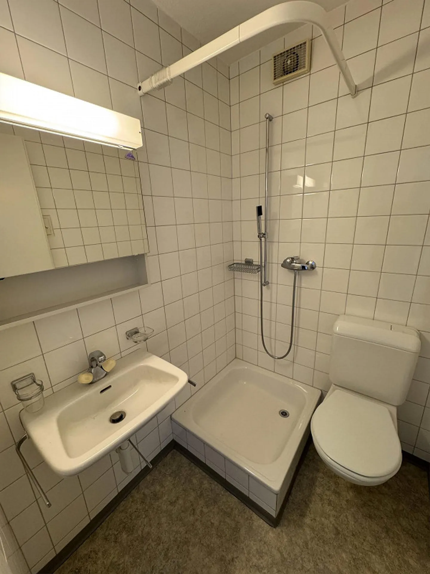 Beautiful bright 1-room apartment in the center of St. Gallen - Photo 4 of 4