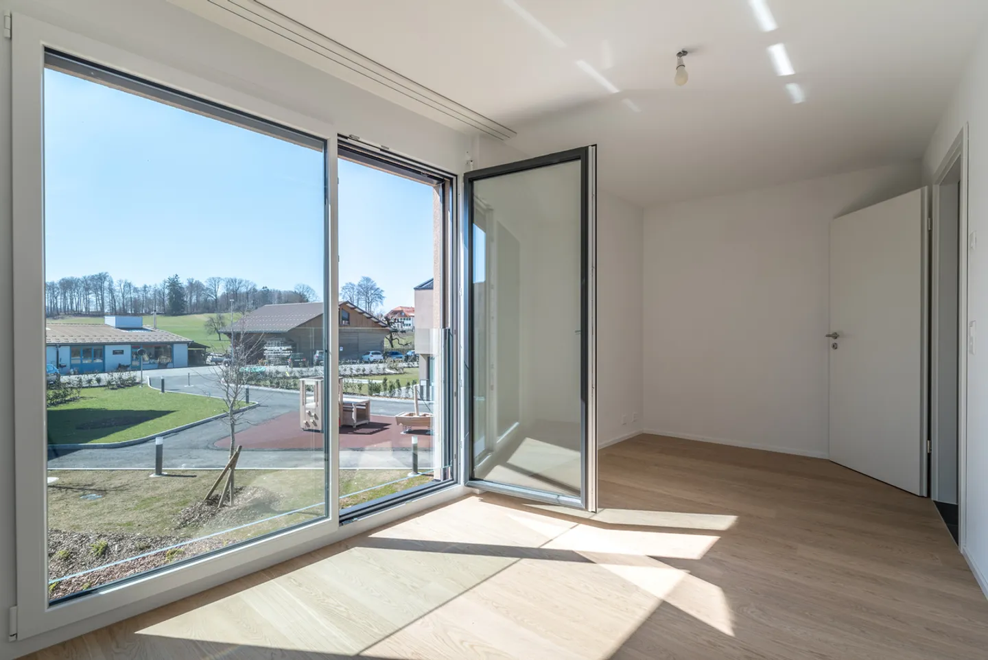 Spacious 3.5 rooms with loggia - Photo 4 of 11