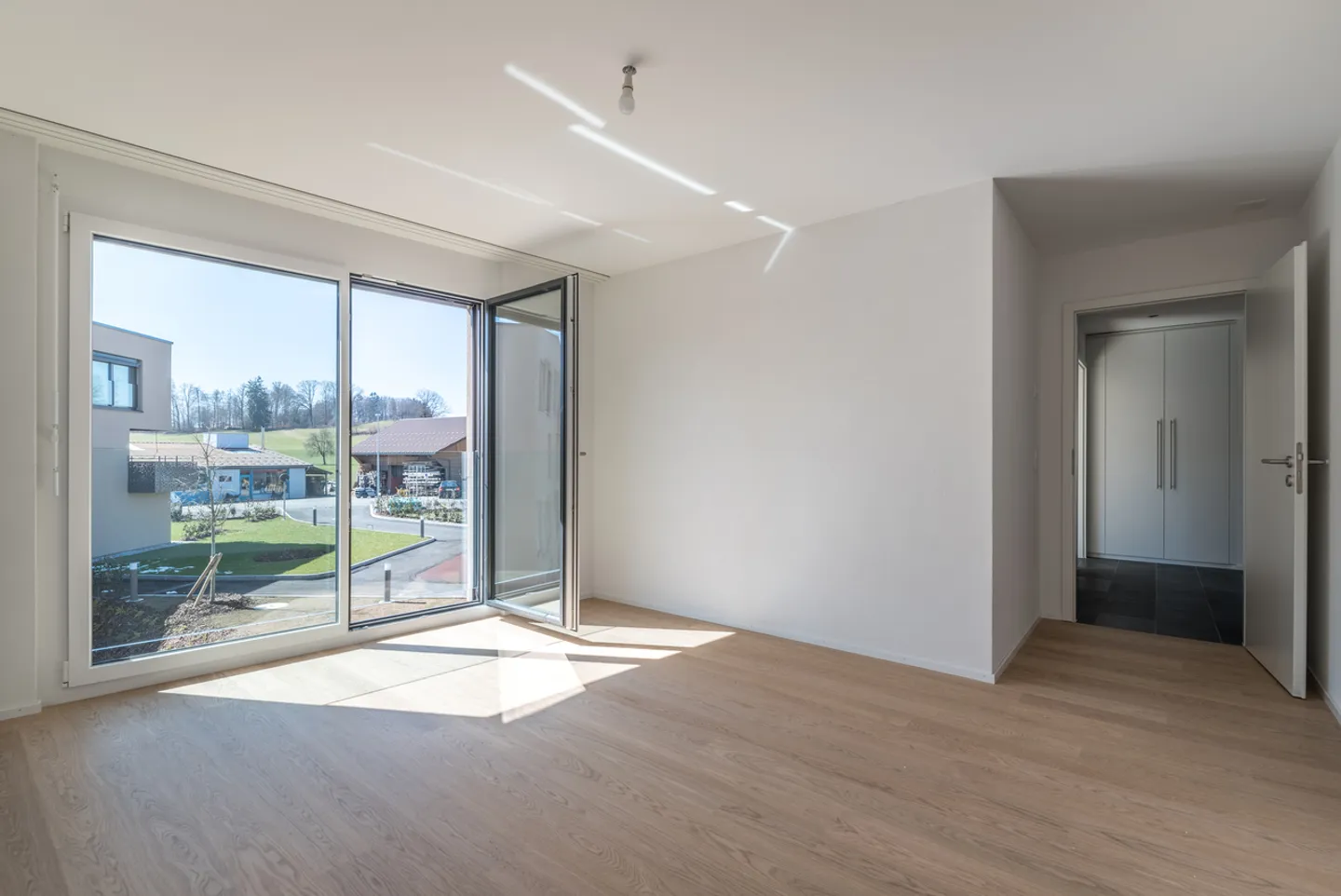Spacious 3.5 rooms with loggia - Photo 5 of 11