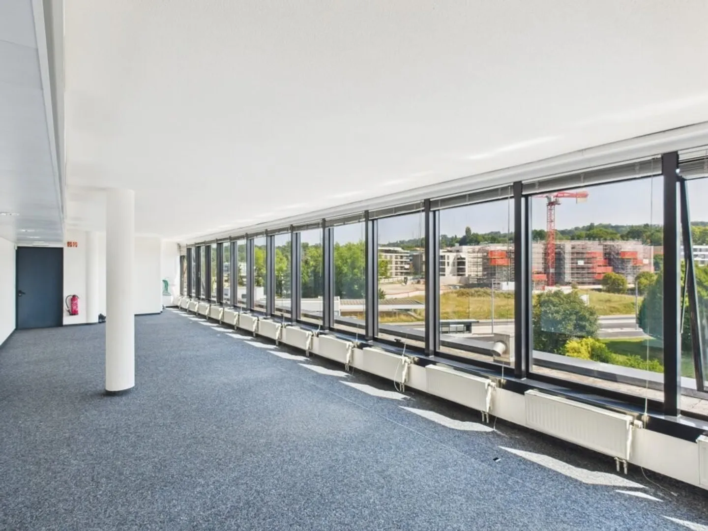 Büro von etwa 101 m2 im 4. Stock in der Nähe aller Annehmlichkeiten - Foto 1 von 6