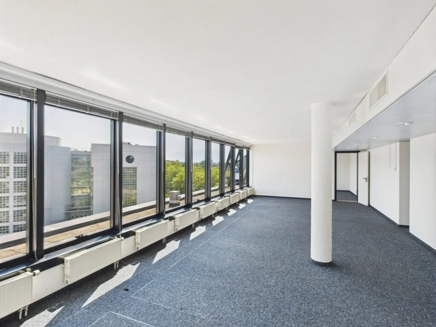 Büro von etwa 101 m2 im 4. Stock in der Nähe aller Annehmlichkeiten - Foto 2 von 6
