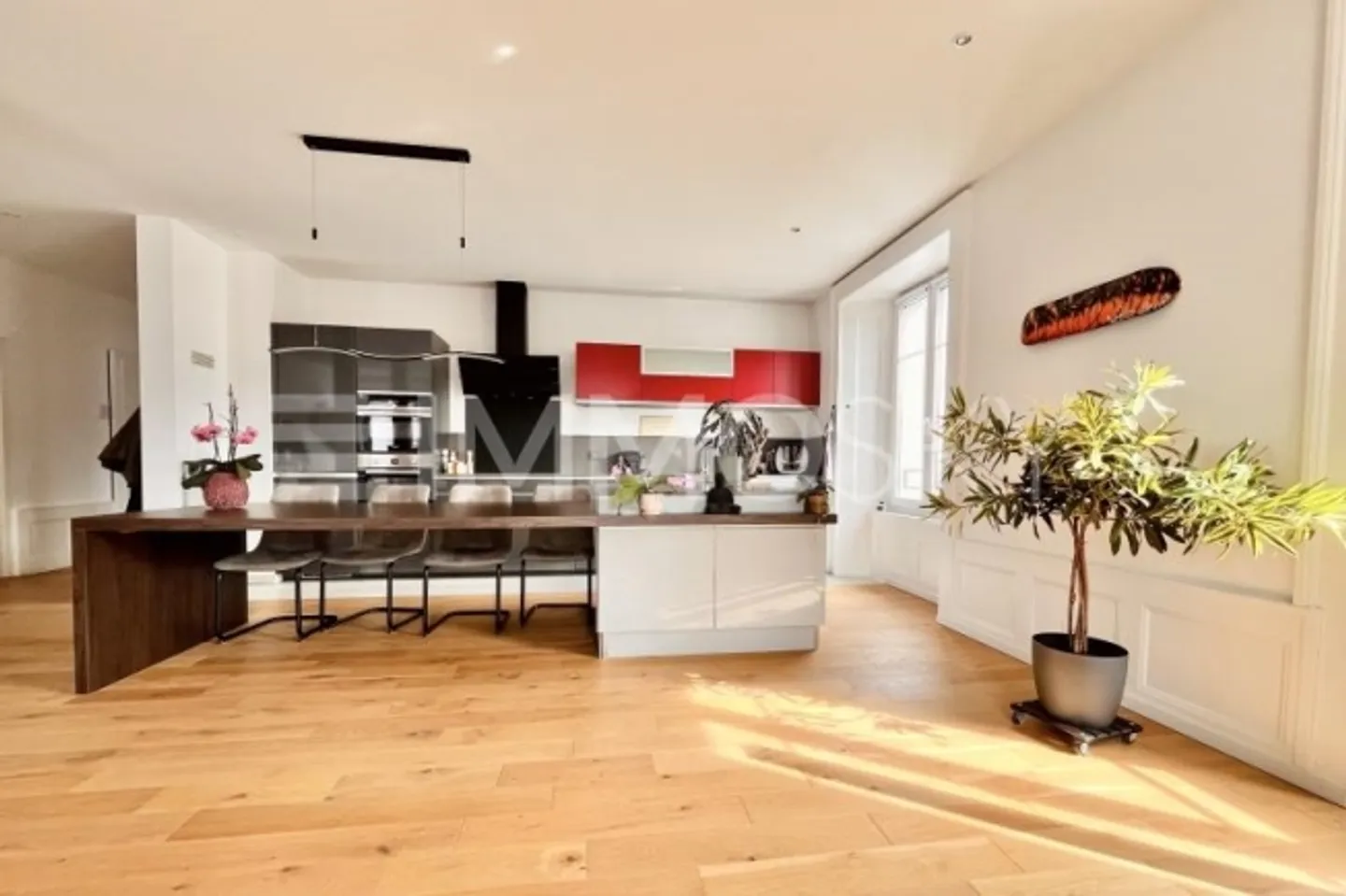 Spacious Charming Apartment - Photo 2 of 8