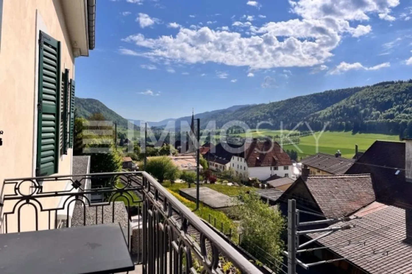 Spacious Charming Apartment - Photo 7 of 8