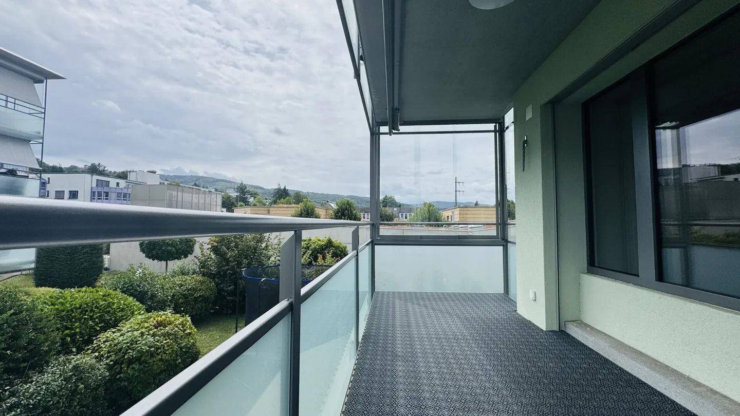 Appartement 5.5 pièces récemment rénové, 2 salles de bains, 2 garages, machine à laver personnelle, 2 balcons et cave - Photo 5 sur 11