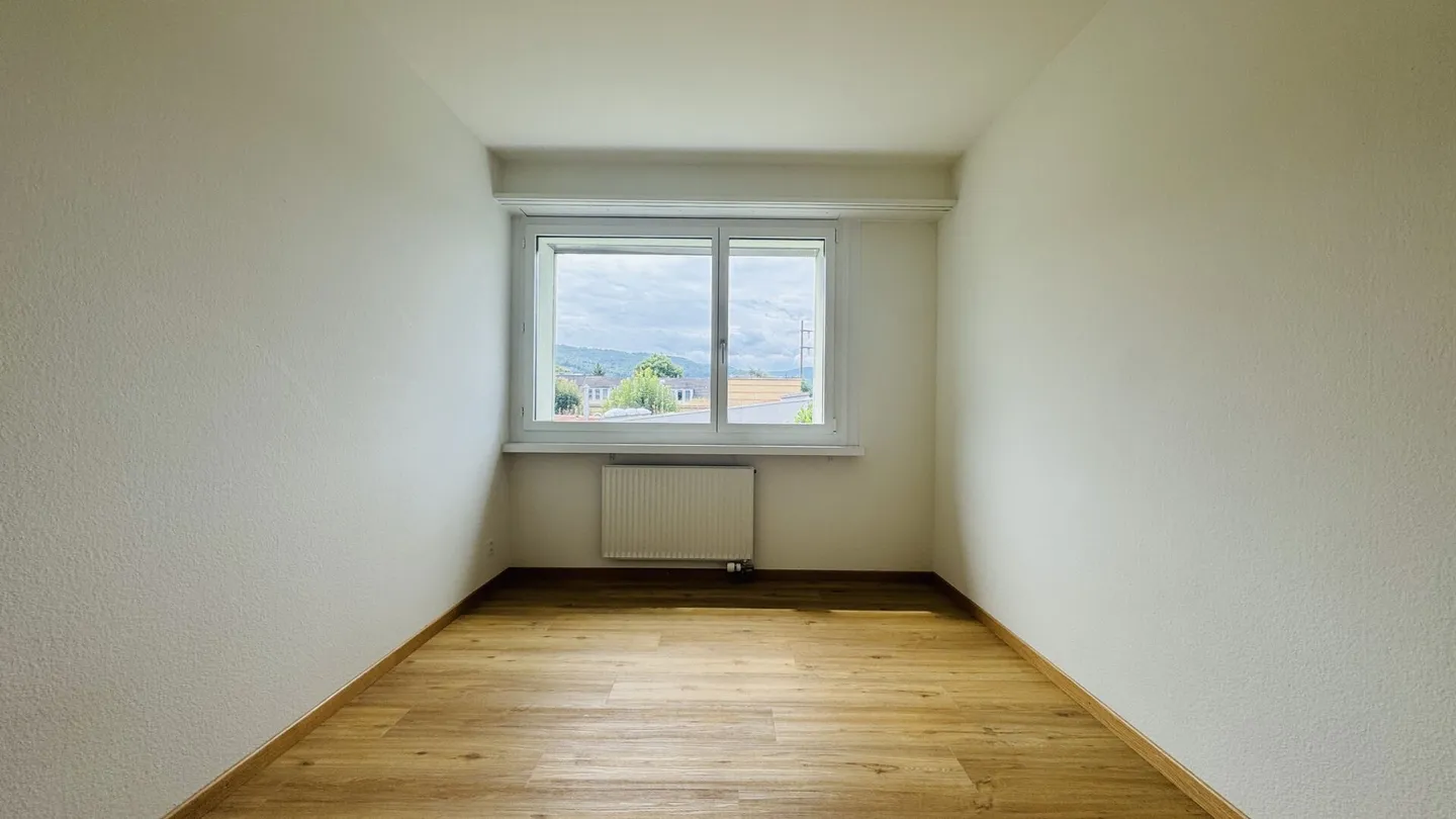 Appartement 5.5 pièces récemment rénové, 2 salles de bains, 2 garages, machine à laver personnelle, 2 balcons et cave - Photo 7 sur 11