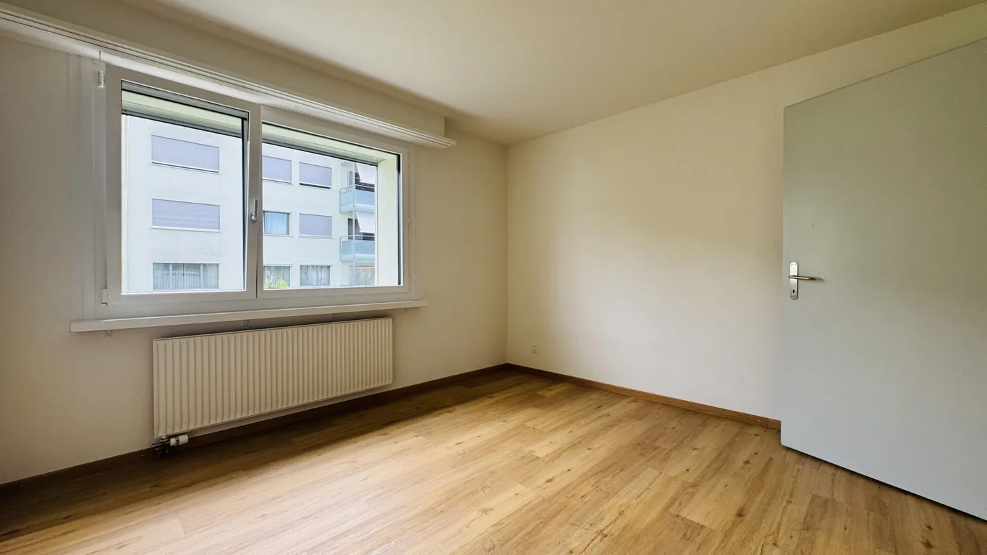 Appartement 5.5 pièces récemment rénové, 2 salles de bains, 2 garages, machine à laver personnelle, 2 balcons et cave - Photo 8 sur 11