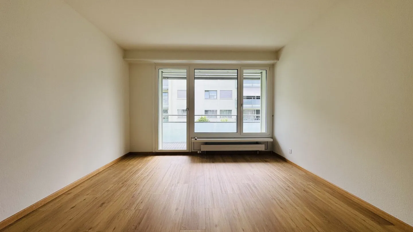 Appartement 5.5 pièces récemment rénové, 2 salles de bains, 2 garages, machine à laver personnelle, 2 balcons et cave - Photo 9 sur 11