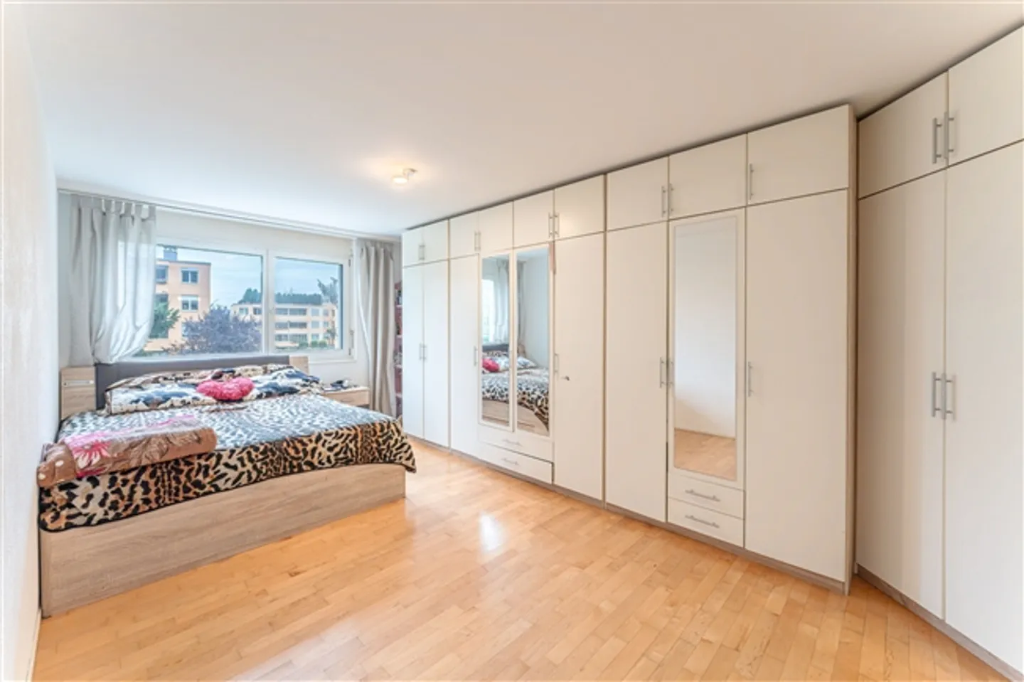 Moderne 4.5-Zimmer-Wohnung mit Balkon - Foto 6 von 13