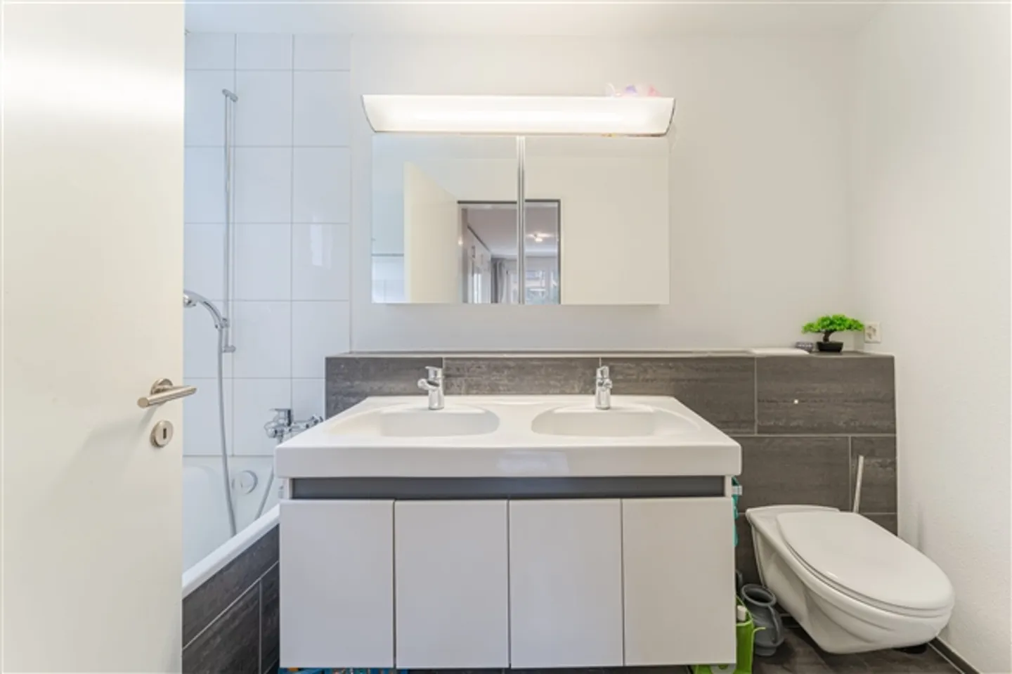 Moderne 4.5-Zimmer-Wohnung mit Balkon - Foto 9 von 13