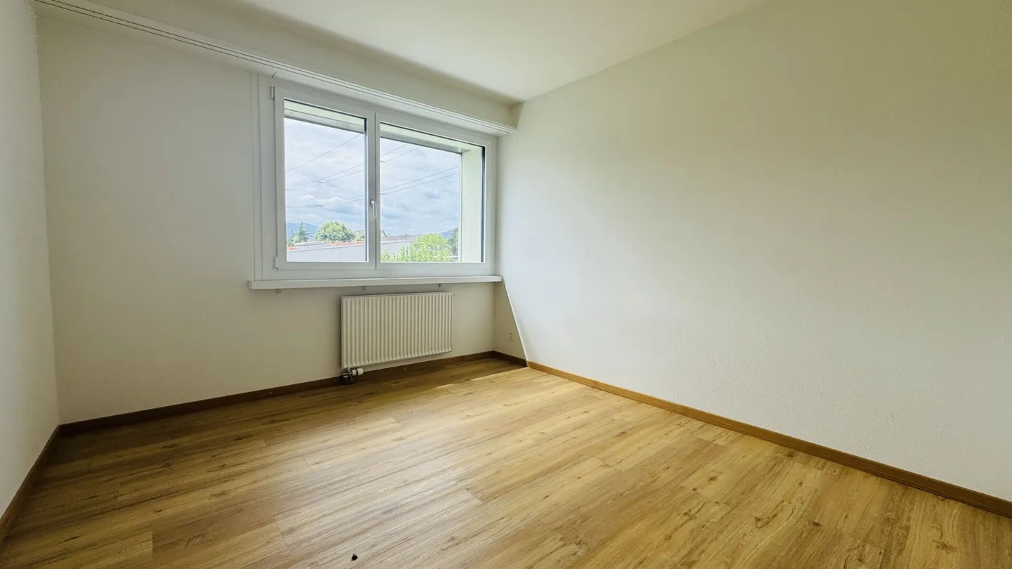 Appartement 5.5 pièces récemment rénové, 2 salles de bains, 2 garages, machine à laver personnelle, 2 balcons et cave - Photo 10 sur 11