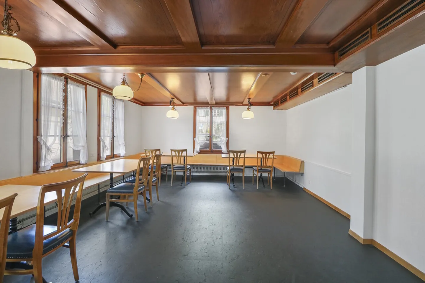 Commercial premises in a central location - Photo 10 of 12