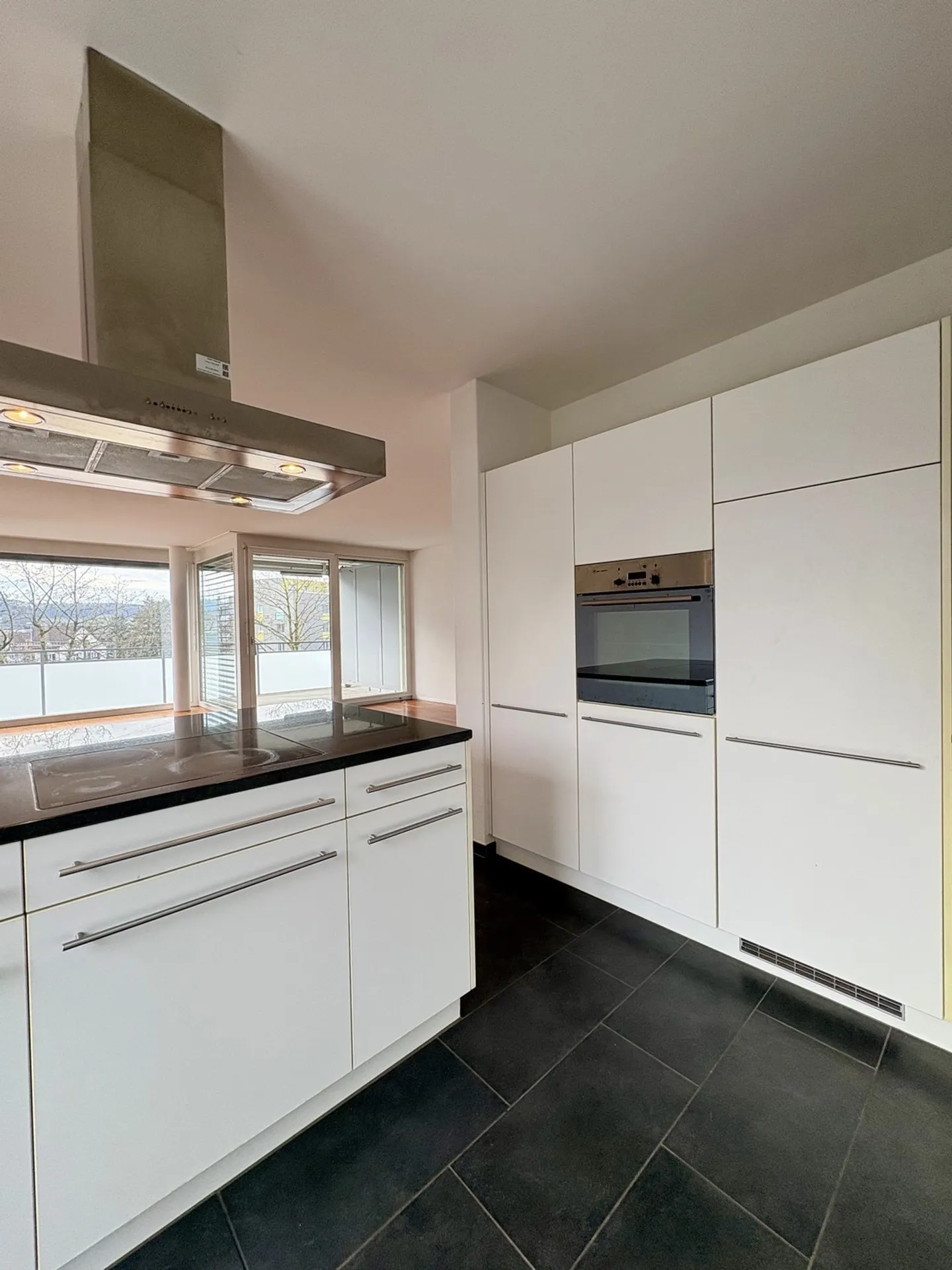 IMMÉDIATEMENT : Appartement 4.5 pièces de 148 m² directement à la gare de Dübendorf - Photo 5 sur 27