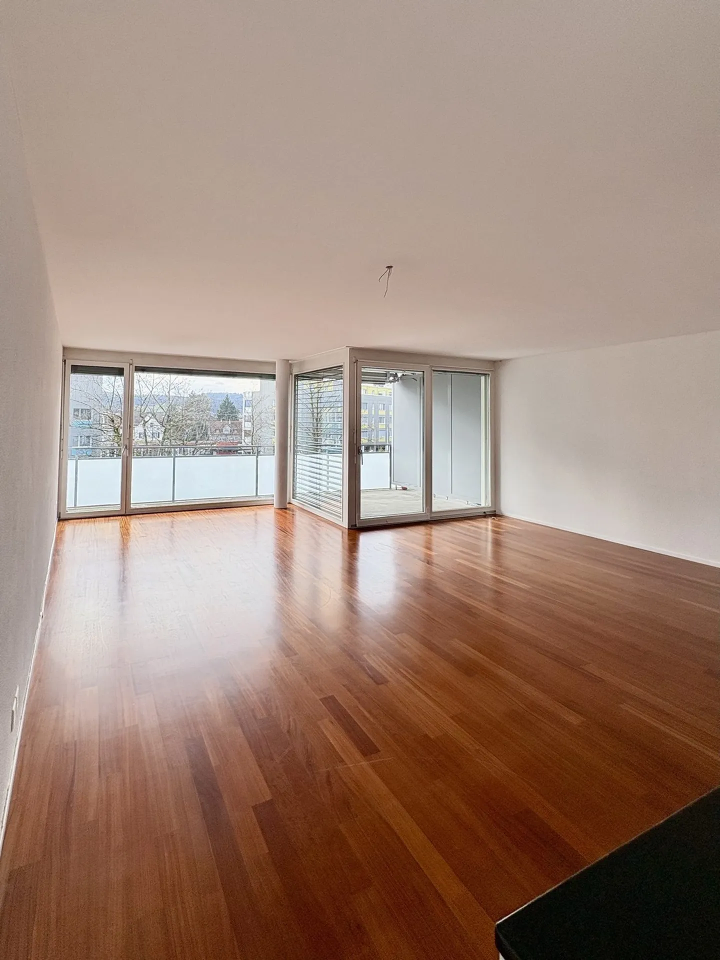 IMMÉDIATEMENT : Appartement 4.5 pièces de 148 m² directement à la gare de Dübendorf - Photo 1 sur 27
