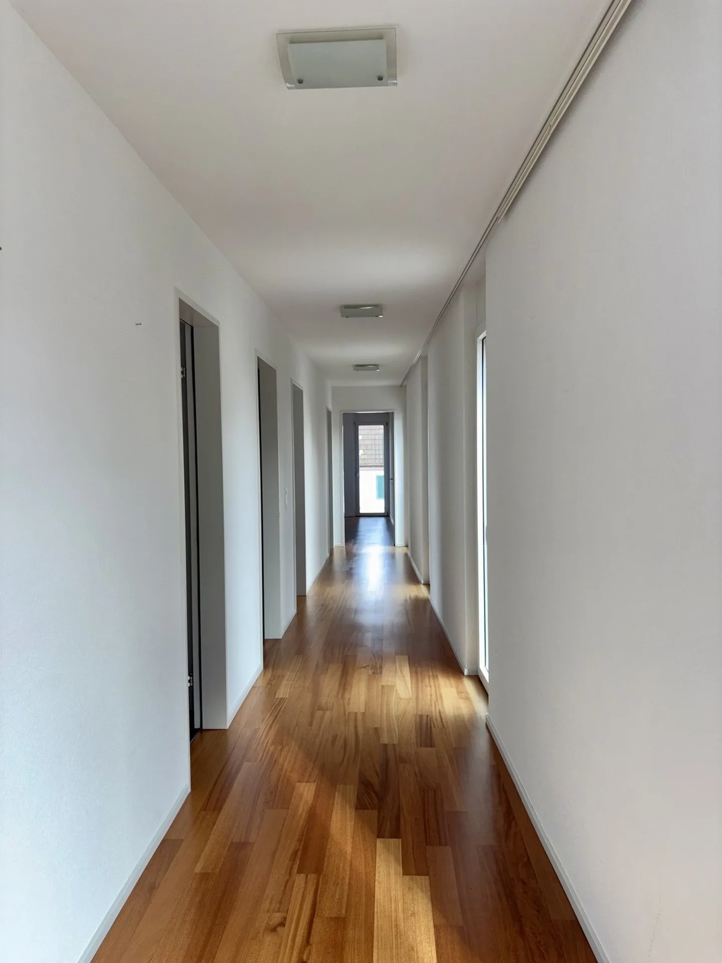 IMMÉDIATEMENT : Appartement 4.5 pièces de 148 m² directement à la gare de Dübendorf - Photo 11 sur 27