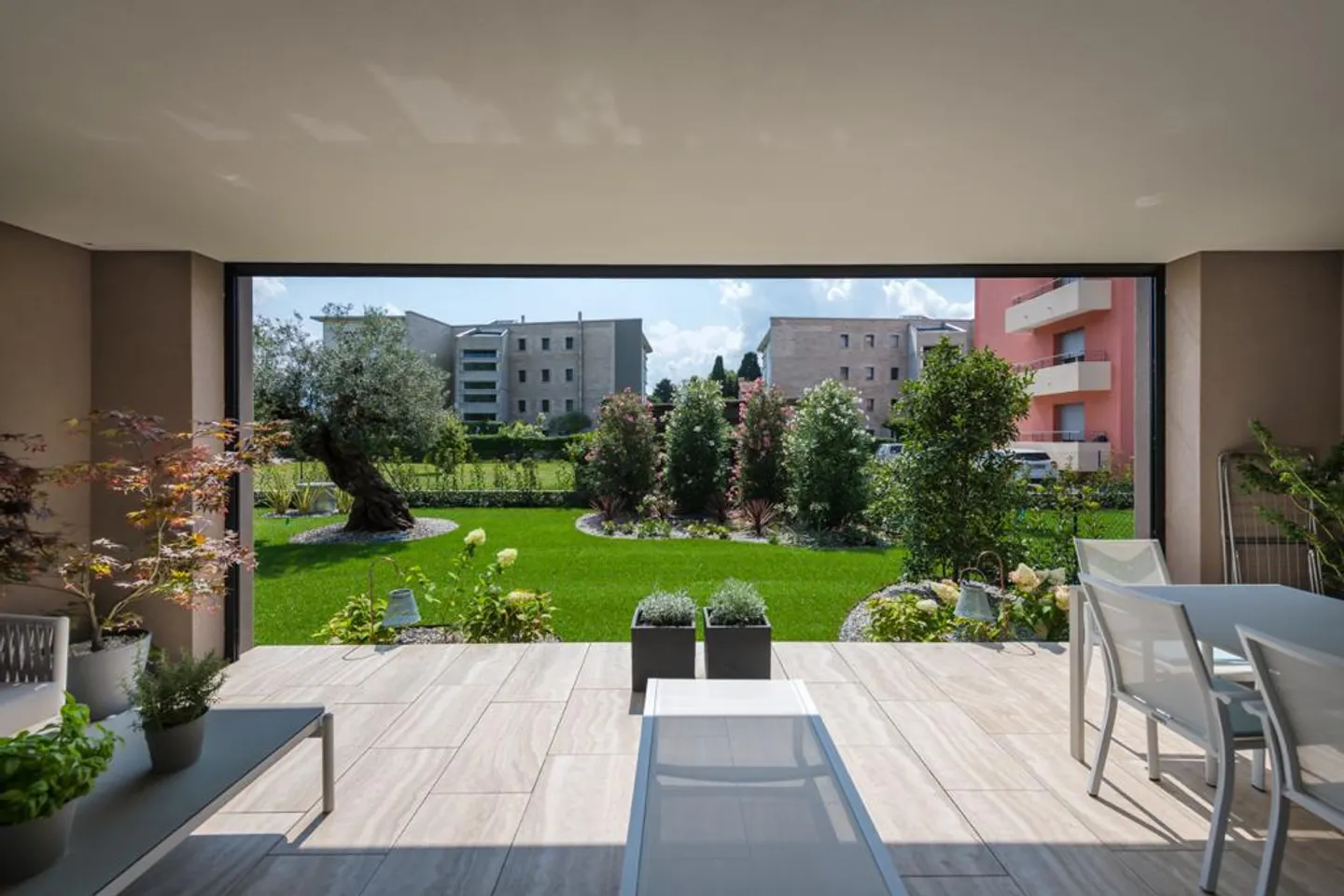 GRANDE APPARTEMENT NOUVEAU À DEUX PAS DU CENTRE - Photo 2 sur 9