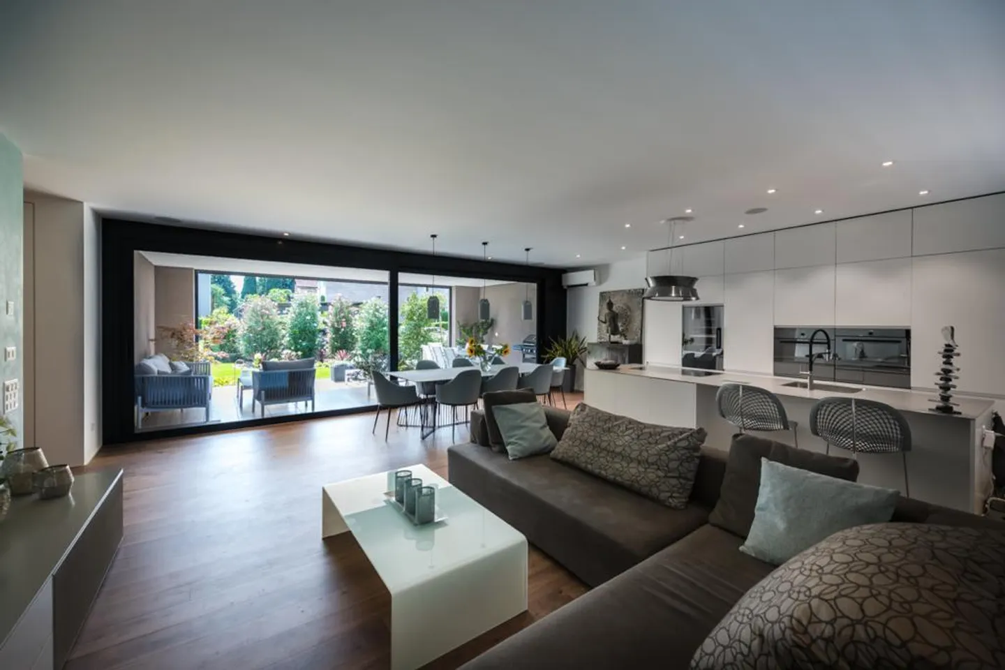 GRANDE APPARTEMENT NOUVEAU À DEUX PAS DU CENTRE - Photo 4 sur 9