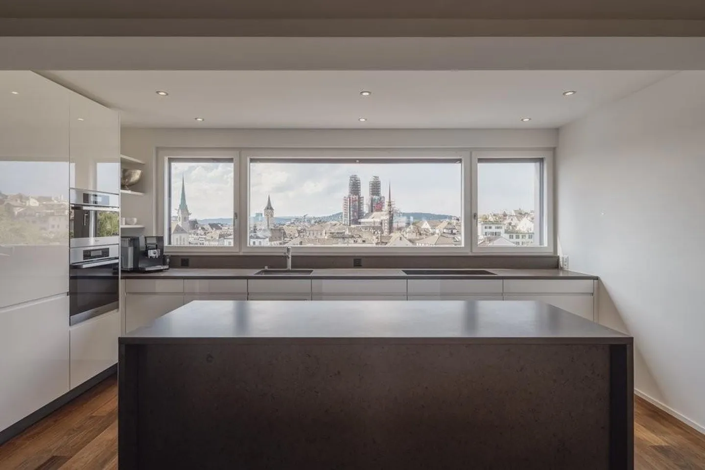 Appartement unique de 2,5 pièces avec vue panoramique sur la skyline de Zurich - Photo 1 sur 12