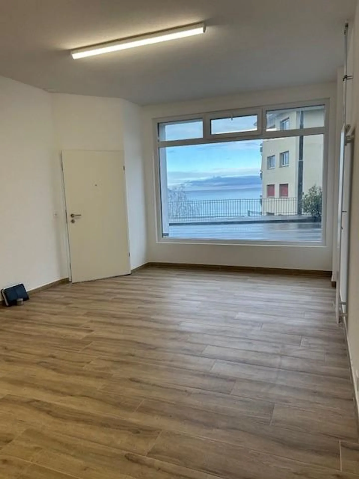 Gewerbefläche mit Schaufenster an der Nationalstraße zwischen Montreux und Villeneuve - Foto 2 von 4