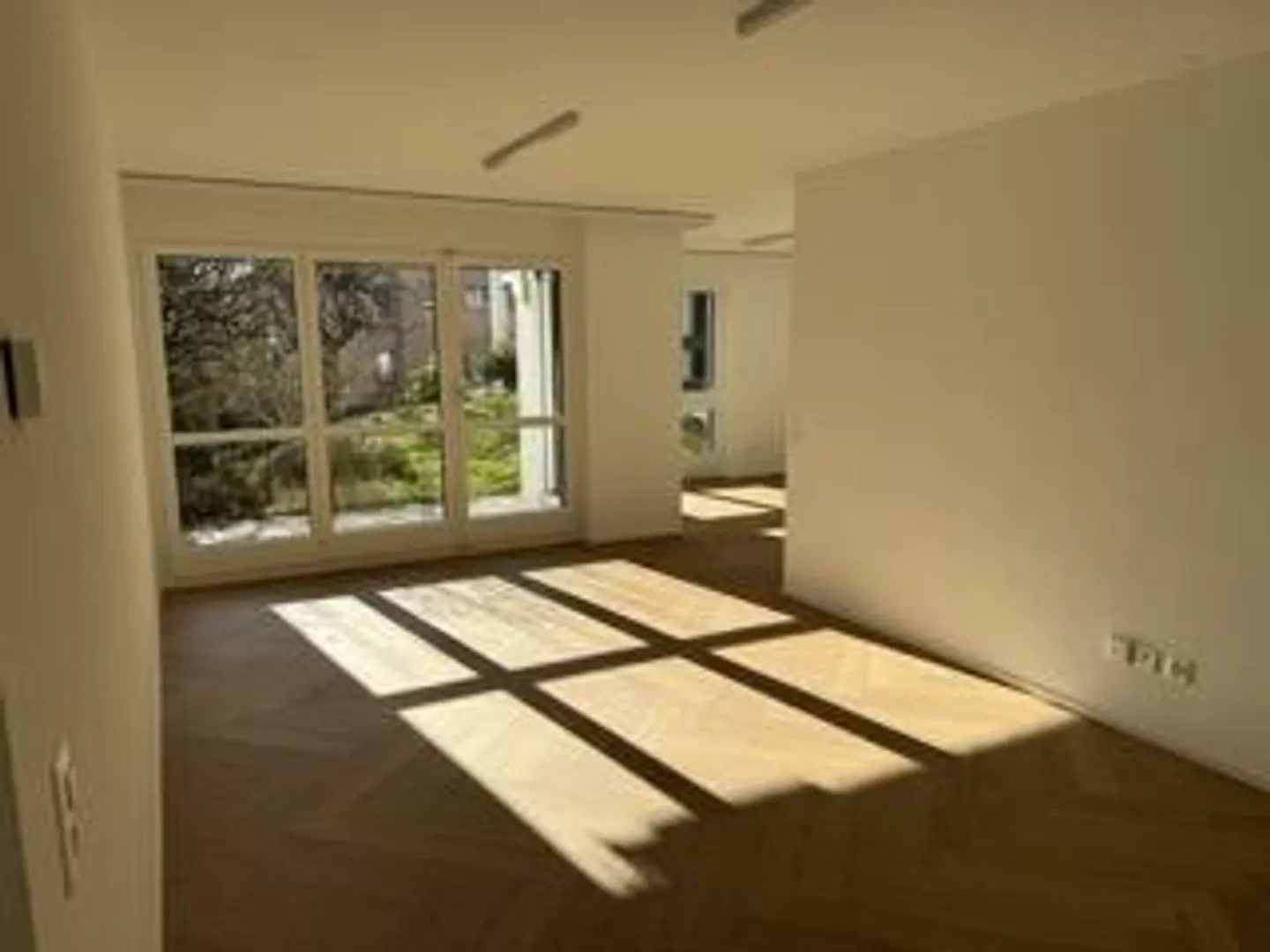 Stylish and high-quality renovated garden apartment in a quiet location - Photo 3 of 13