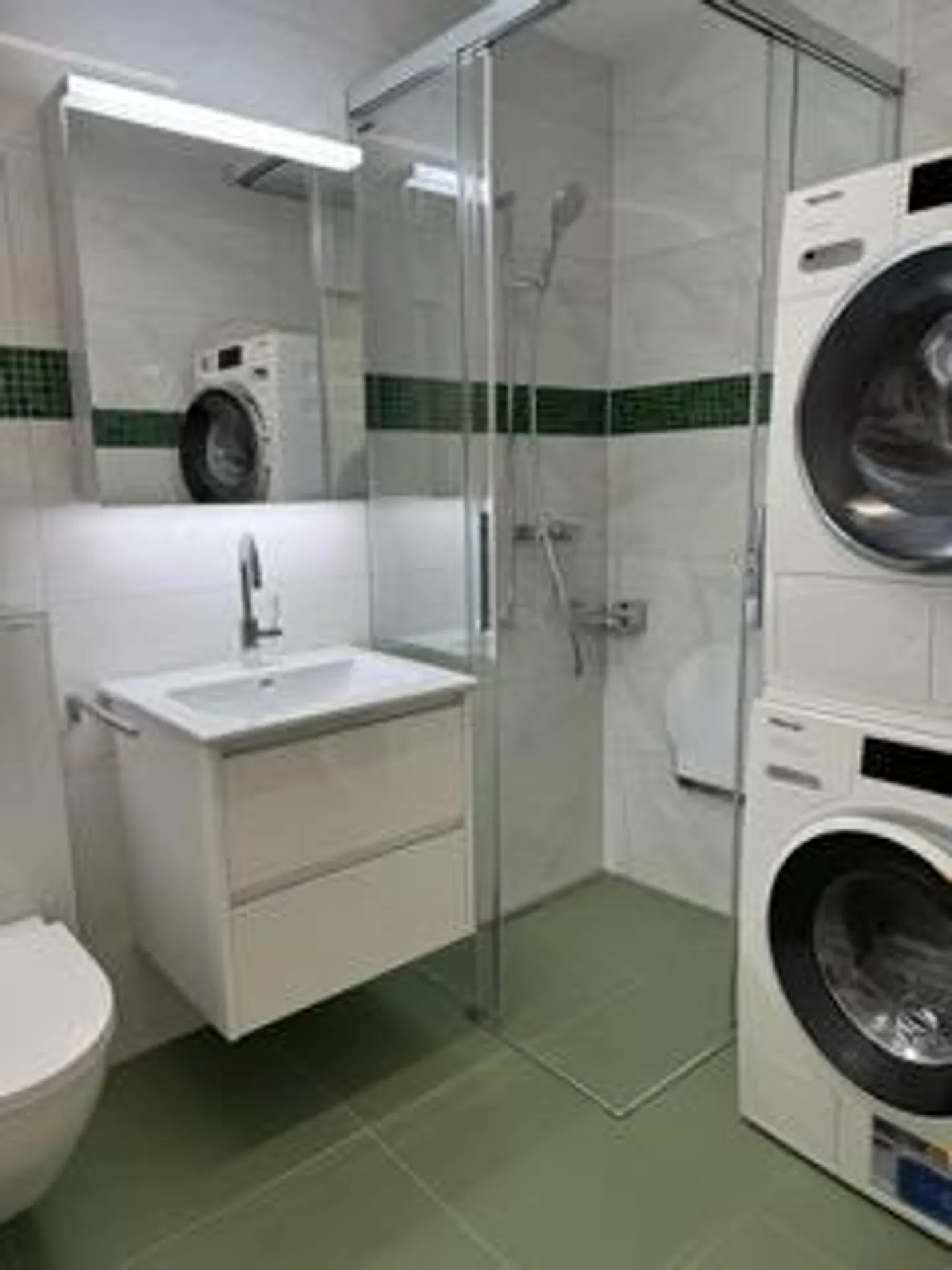 Stylish and high-quality renovated garden apartment in a quiet location - Photo 10 of 13