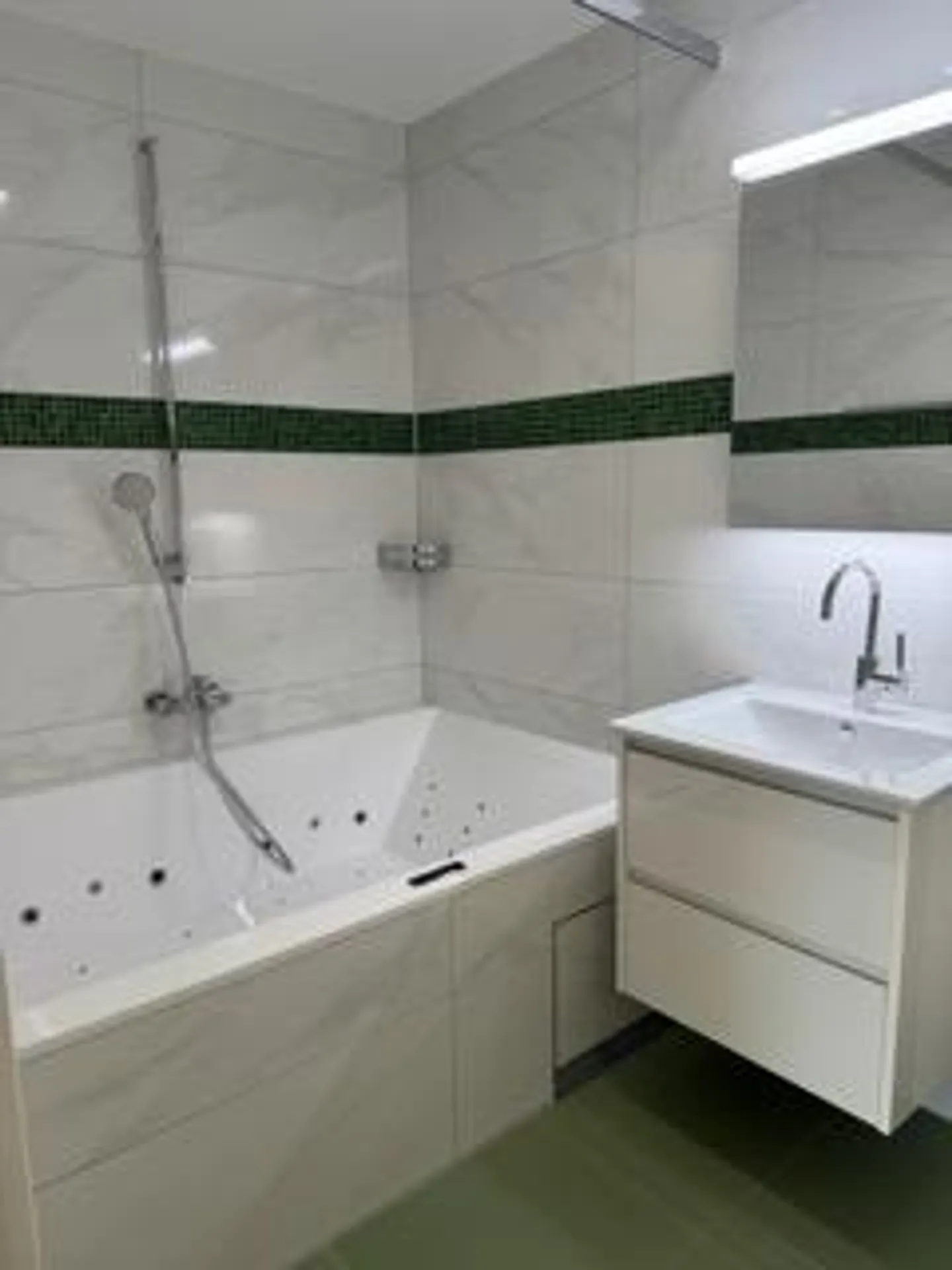 Stylish and high-quality renovated garden apartment in a quiet location - Photo 11 of 13