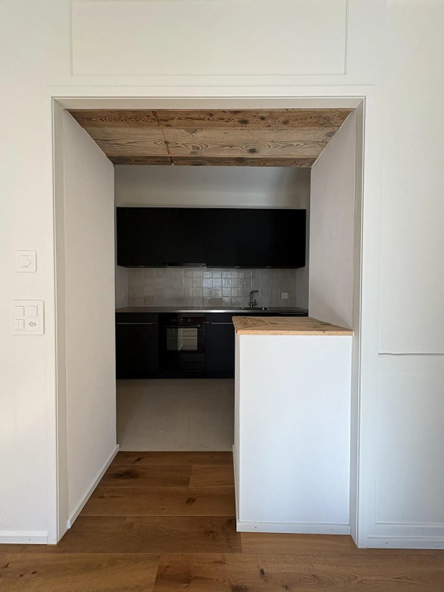 Modern 2.5 Room Apartment with Old Building Flair - Photo 2 of 7