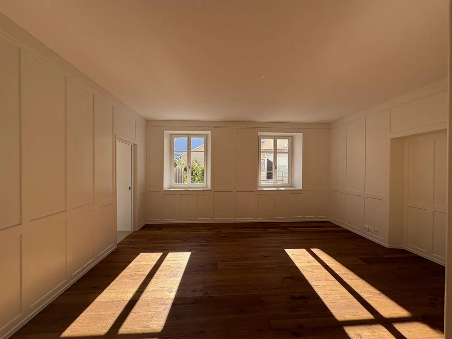 Modern 2.5 Room Apartment with Old Building Flair - Photo 3 of 7