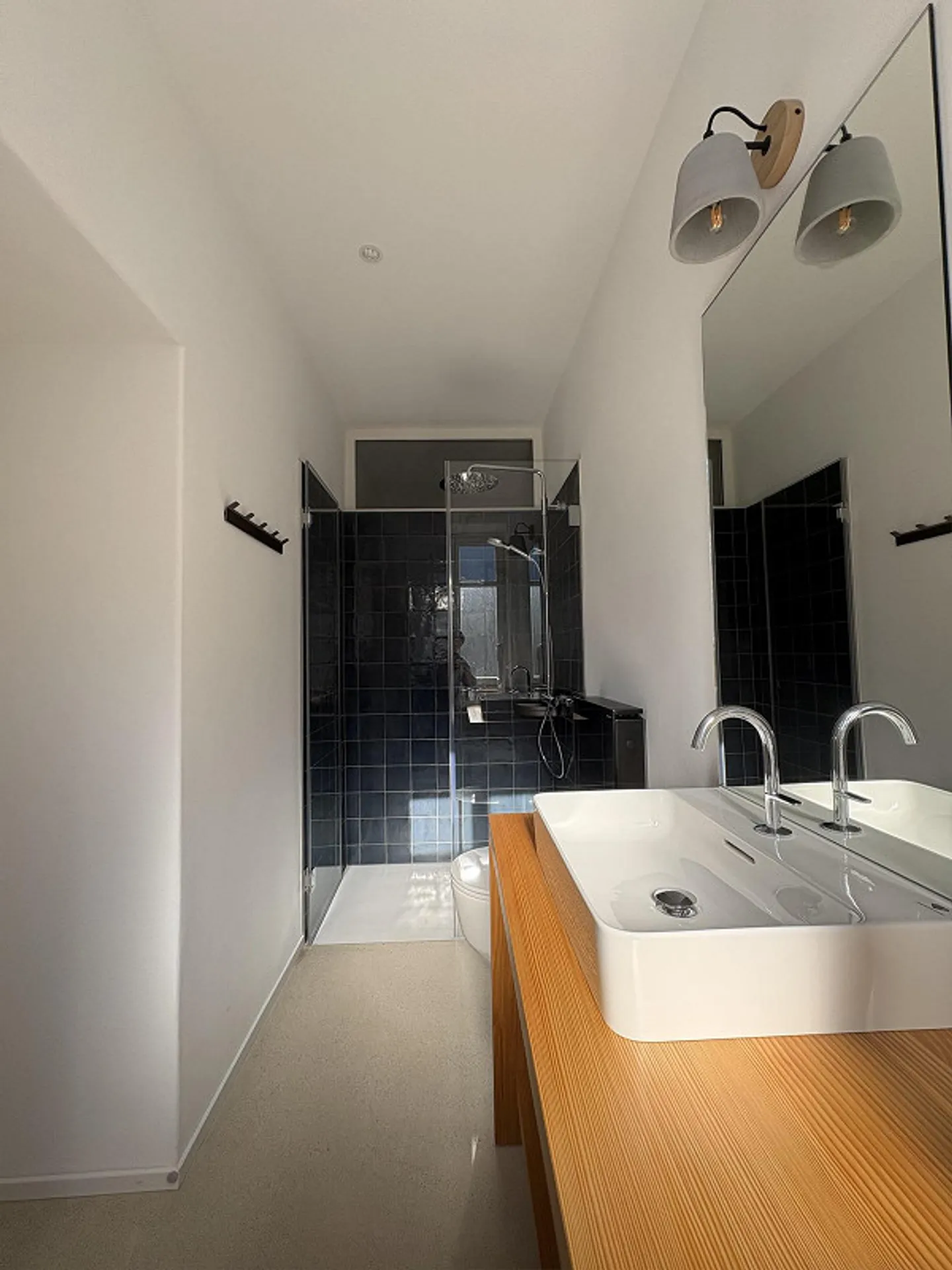 Modern 2.5 Room Apartment with Old Building Flair - Photo 5 of 7
