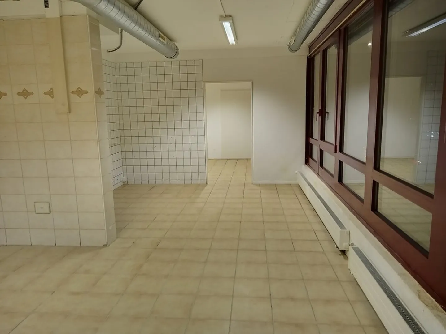 Spazio commerciale di circa 245 m2 da affittare immediatamente - Foto 10 di 12