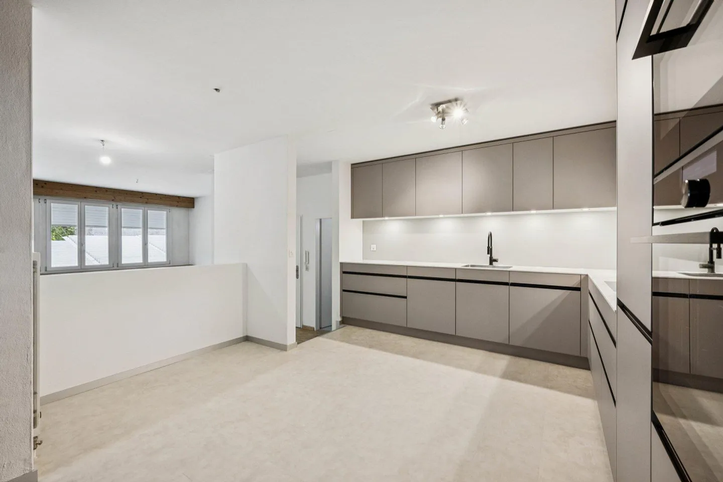 Newly renovated maisonette apartment - Photo 3 of 10