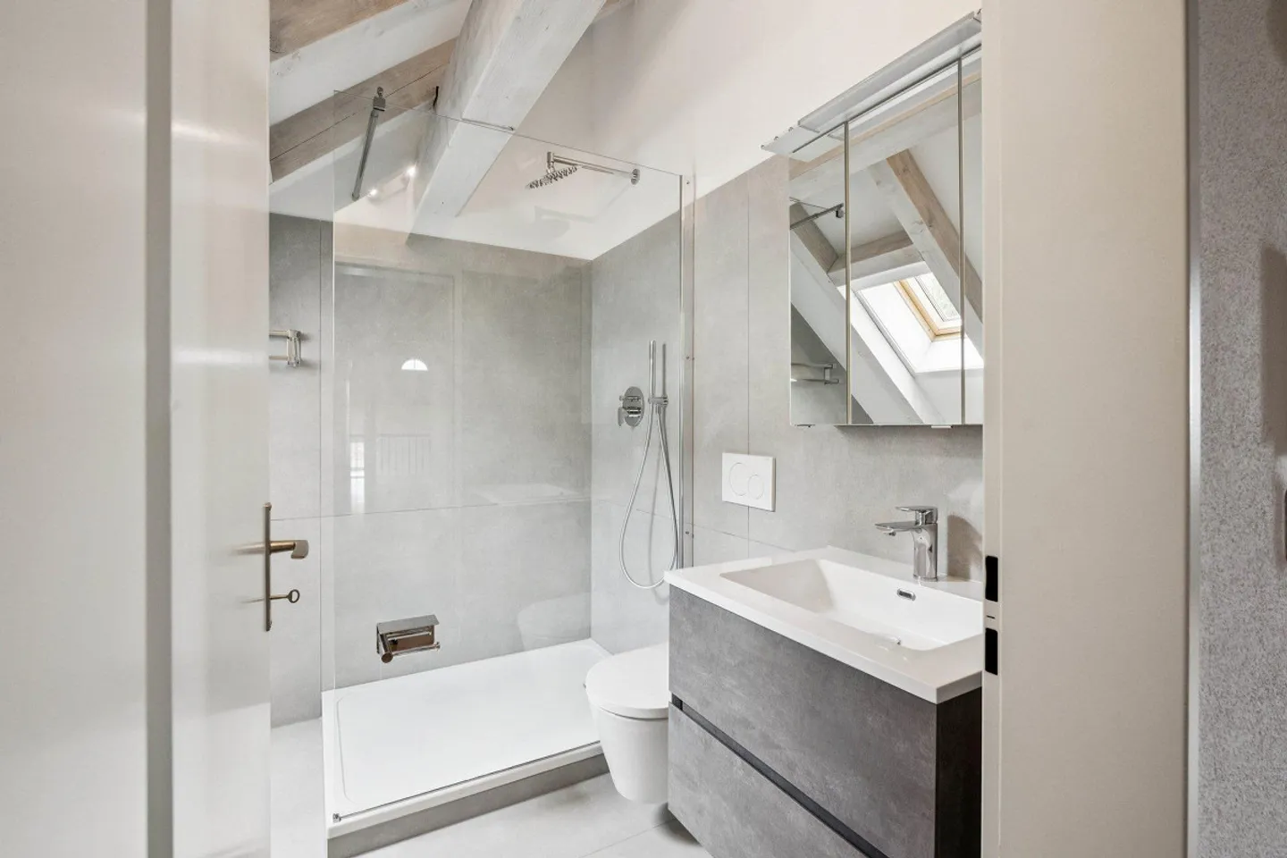 Newly renovated maisonette apartment - Photo 8 of 10