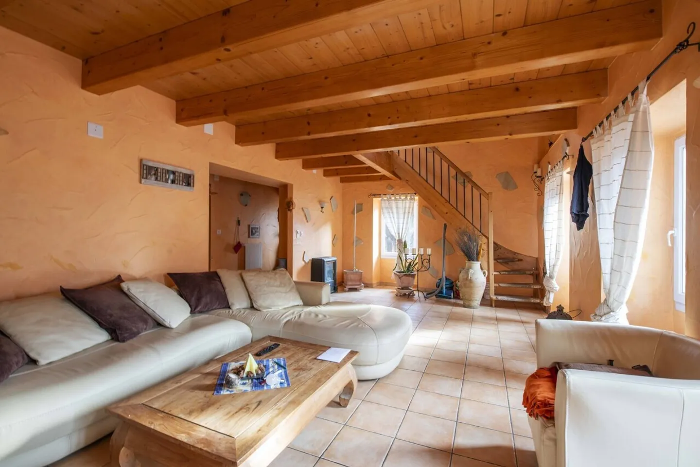 Casa di villaggio con 2 appartamenti di 3,5 e 4,5 stanze e una stalla da ristrutturare - Foto 1 di 13