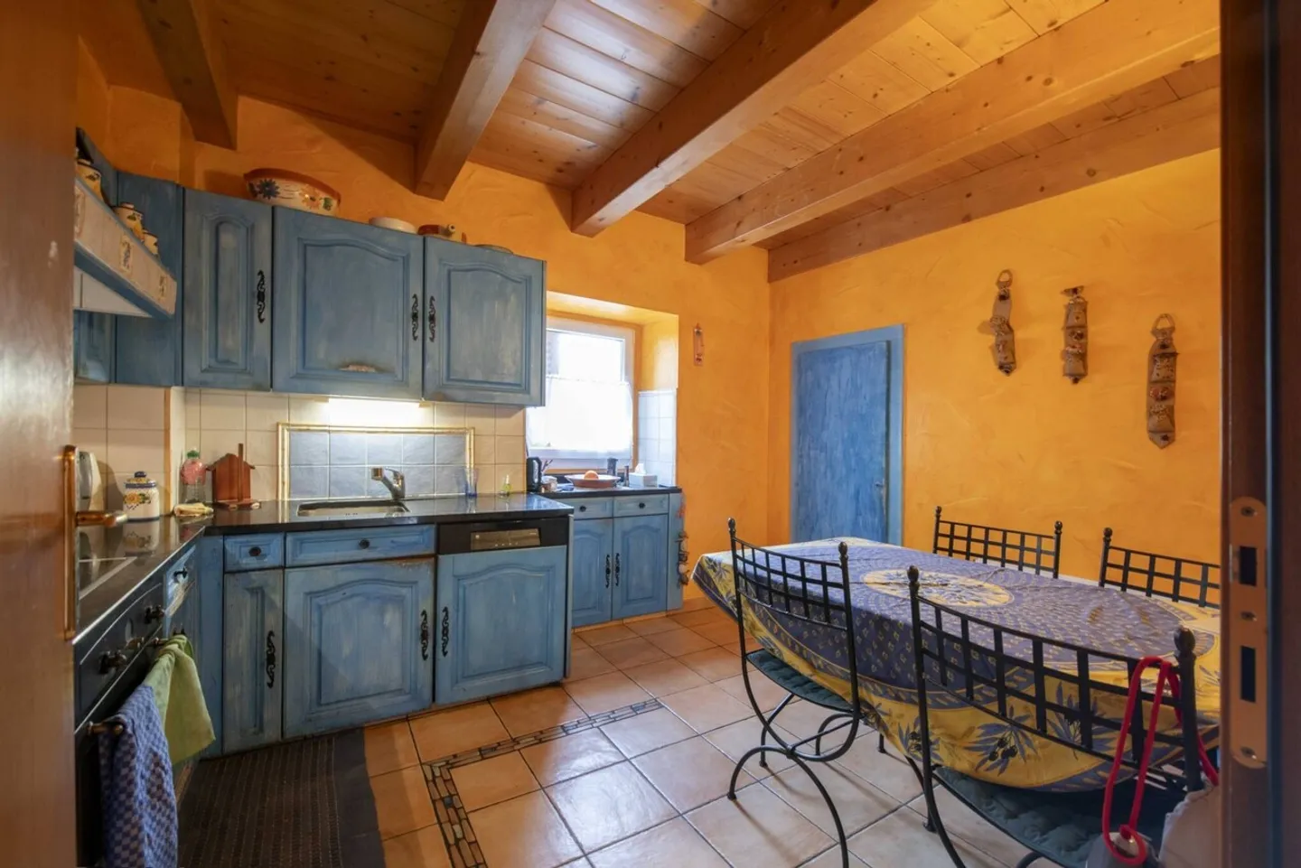 Casa di villaggio con 2 appartamenti di 3,5 e 4,5 stanze e una stalla da ristrutturare - Foto 2 di 13