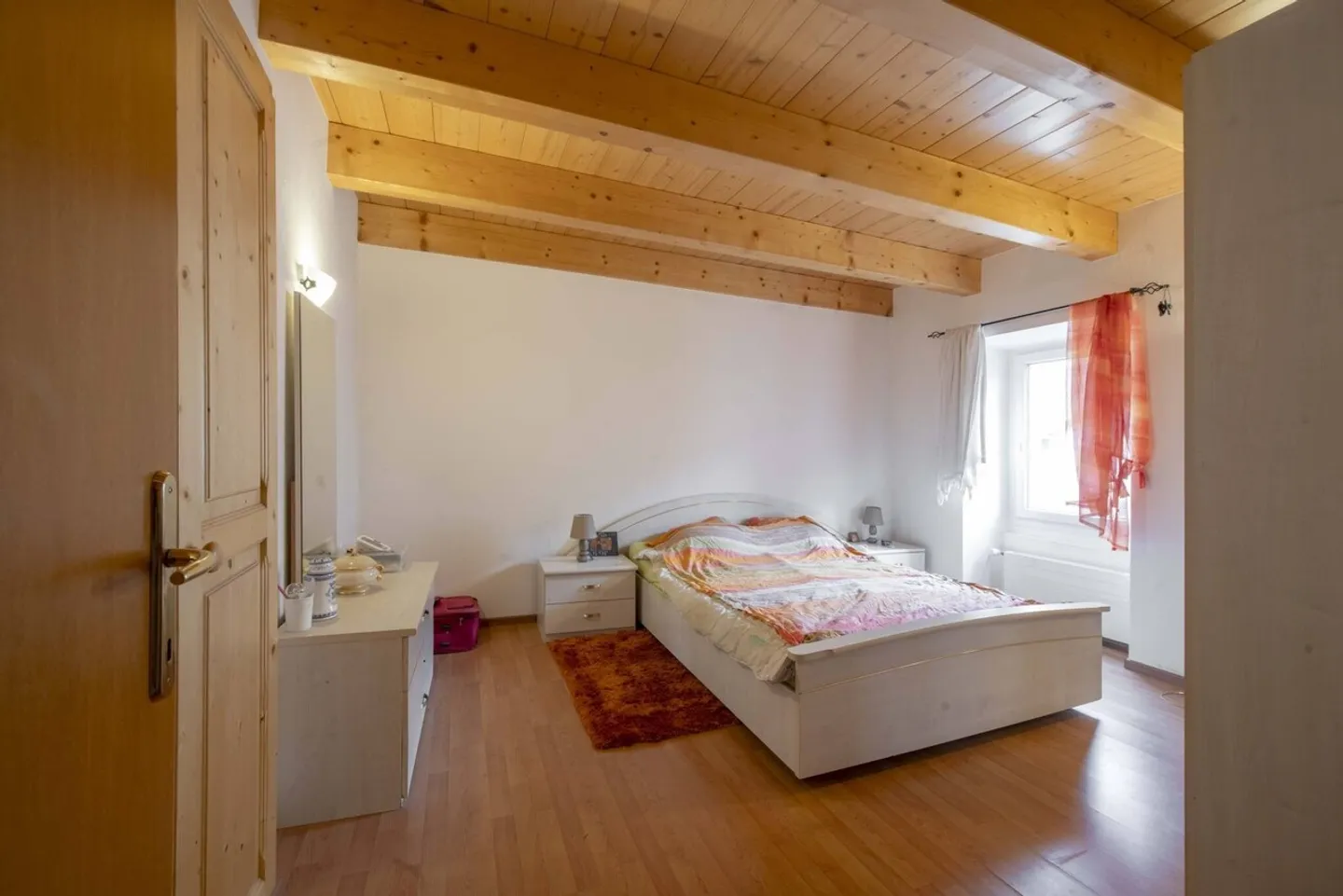 Casa di villaggio con 2 appartamenti di 3,5 e 4,5 stanze e una stalla da ristrutturare - Foto 3 di 13