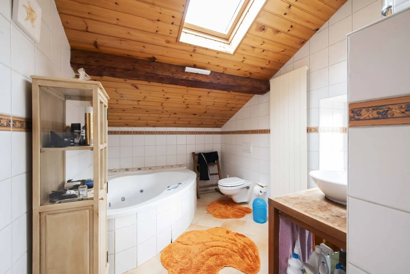 Casa di villaggio con 2 appartamenti di 3,5 e 4,5 stanze e una stalla da ristrutturare - Foto 4 di 13